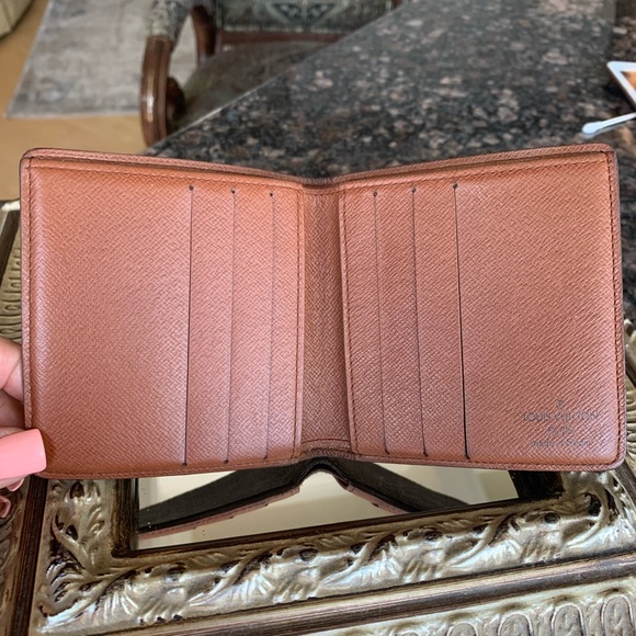 Louis Vuitton Men's Vintage Monogram Wallet - Picture 4 of 16